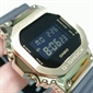 Casio G-SHOCK 5600 系列酷炫時尚黑金雙色男士數碼手錶 GM-5600UG-9