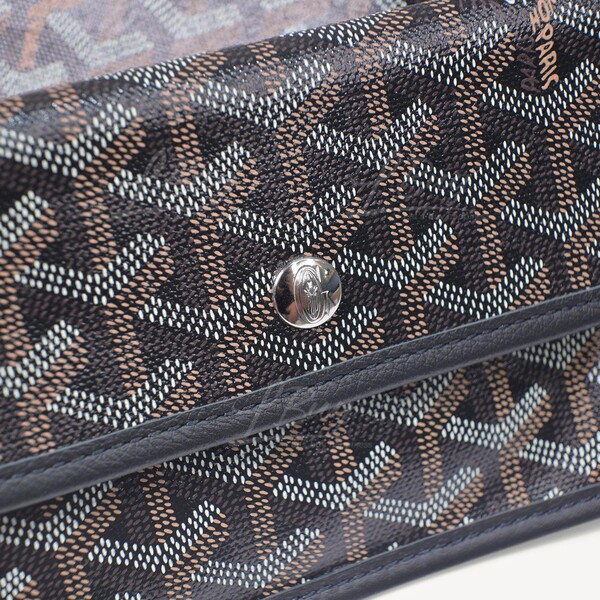 UNBOXING GOYARD, Video published by Gabrielle Wangs