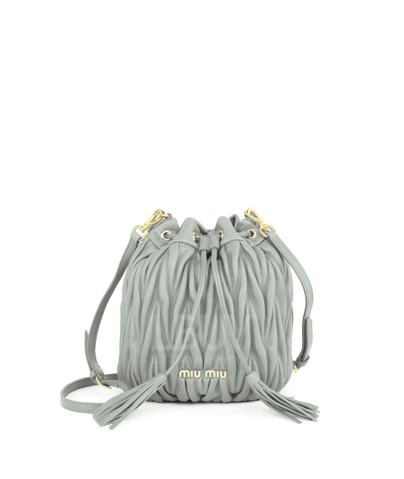 Matelassé系列標誌絎縫皺摺孔眼抽繩水桶包